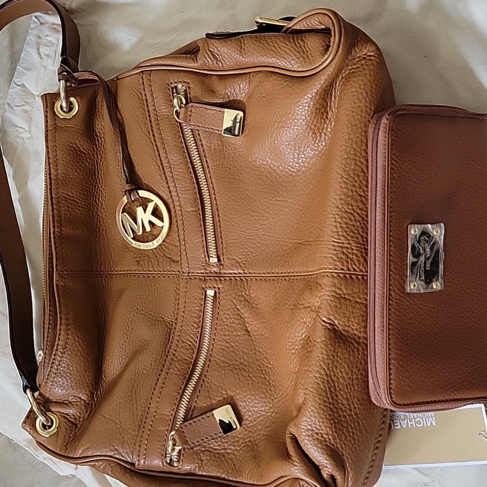 NWT MICHAEL KORS LEATHER SHOULDER BAG & WALLET SET